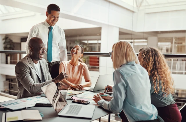 Glückliche Personen im Büro